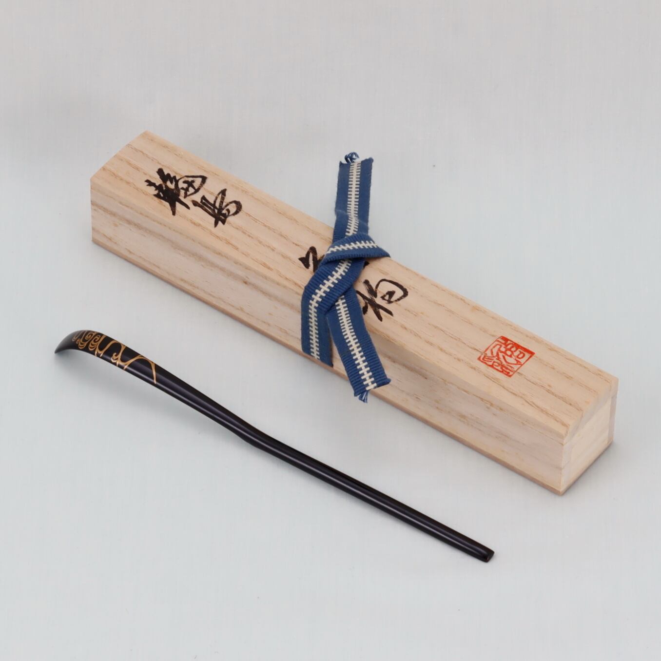 WAJIMA LACQUERWARE CHASHAKU RYŪSUI MAKIE DESIGN, TRADITIONAL JAPANESE TEA CEREMONY SPOON