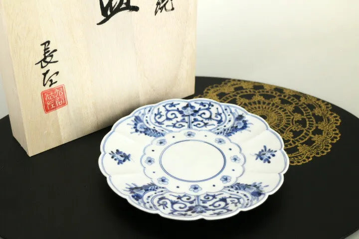 KUTANI (OFFICIAL KILN OF THE IMPERIAL HOUSEHOLD AGENCY) BLUE AND WHITE AUSPICIOUS PATTERN / CHOZA YAMAMOTO