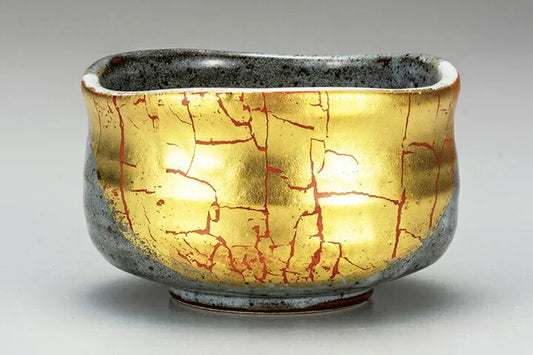 KUTANI WARE MATCHA TEA BOWL – GOLD LEAF DECORATION (WOODEN BOX INCLUDED)