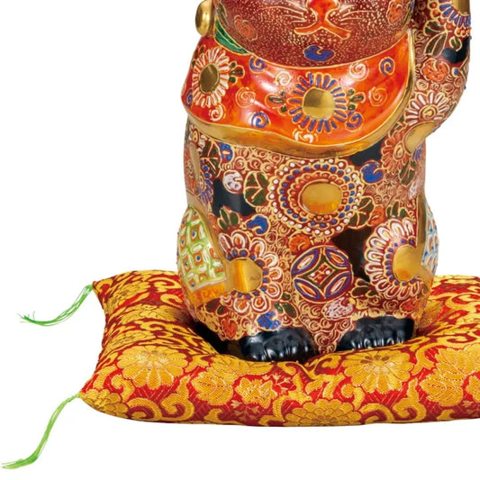 KUTANI WARE MANEKI NEKO – JAPANESE LUCKY CAT FIGURINE WITH MORI DECORATION, HAND-PAINTED PORCELAIN WITH CUSHION