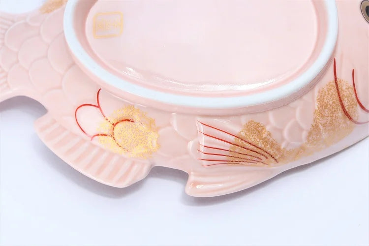 ARITA WARE NISHIKI PINK GLAZE TAI-SHAPED DISH WITH GOLD ACCENTS / KOURAKU KILN