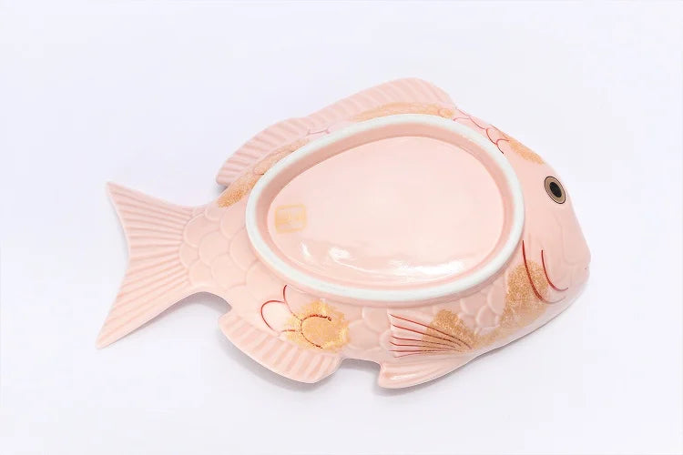 ARITA WARE NISHIKI PINK GLAZE TAI-SHAPED DISH WITH GOLD ACCENTS / KOURAKU KILN