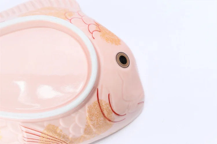 ARITA WARE NISHIKI PINK GLAZE TAI-SHAPED DISH WITH GOLD ACCENTS / KOURAKU KILN