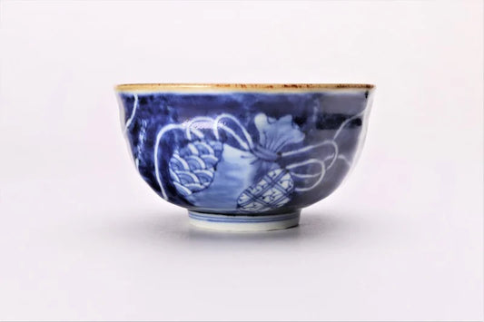 JAPANESE ARITA LARGE TEA CUP WITH SOMETSUKE TREASURE PATTERN / FUKUSEN KILN