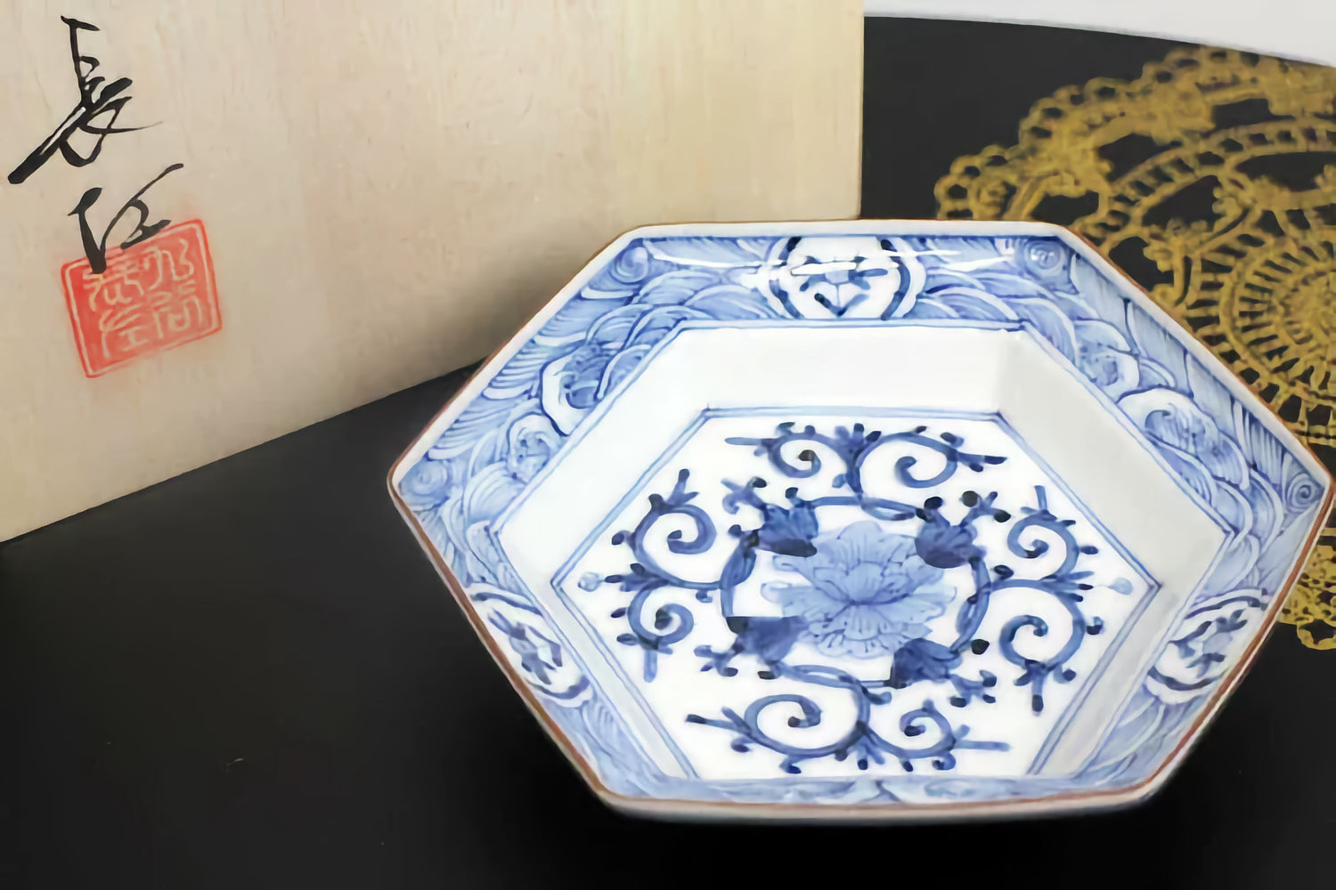 JAPANESE KUTANI HEXAGONAL TRAY - SEIKA HATO BOTAN KARAKUSA MON, IMPERIAL HOUSEHOLD AGENCY DESIGNATED KILN, BY CHOZA YAMAMOTO