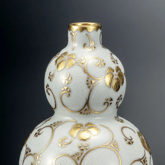 KUTANI WARE GOURD-SHAPED TOKKURI – RAISED GOLD & WHITE BEAD VINE DESIGN BY NAKADA KINGYOKU (WOODEN BOX WITH CORD)
