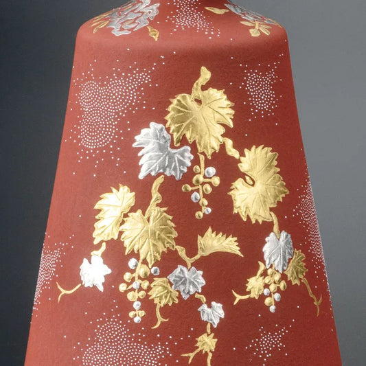 KUTANI WARE VASE – PLATINUM & WHITE RELIEF GRAPE DESIGN BY KINGYOKU NAKATA COMES IN A PAULOWNIA WOOD BOX WITH CORD