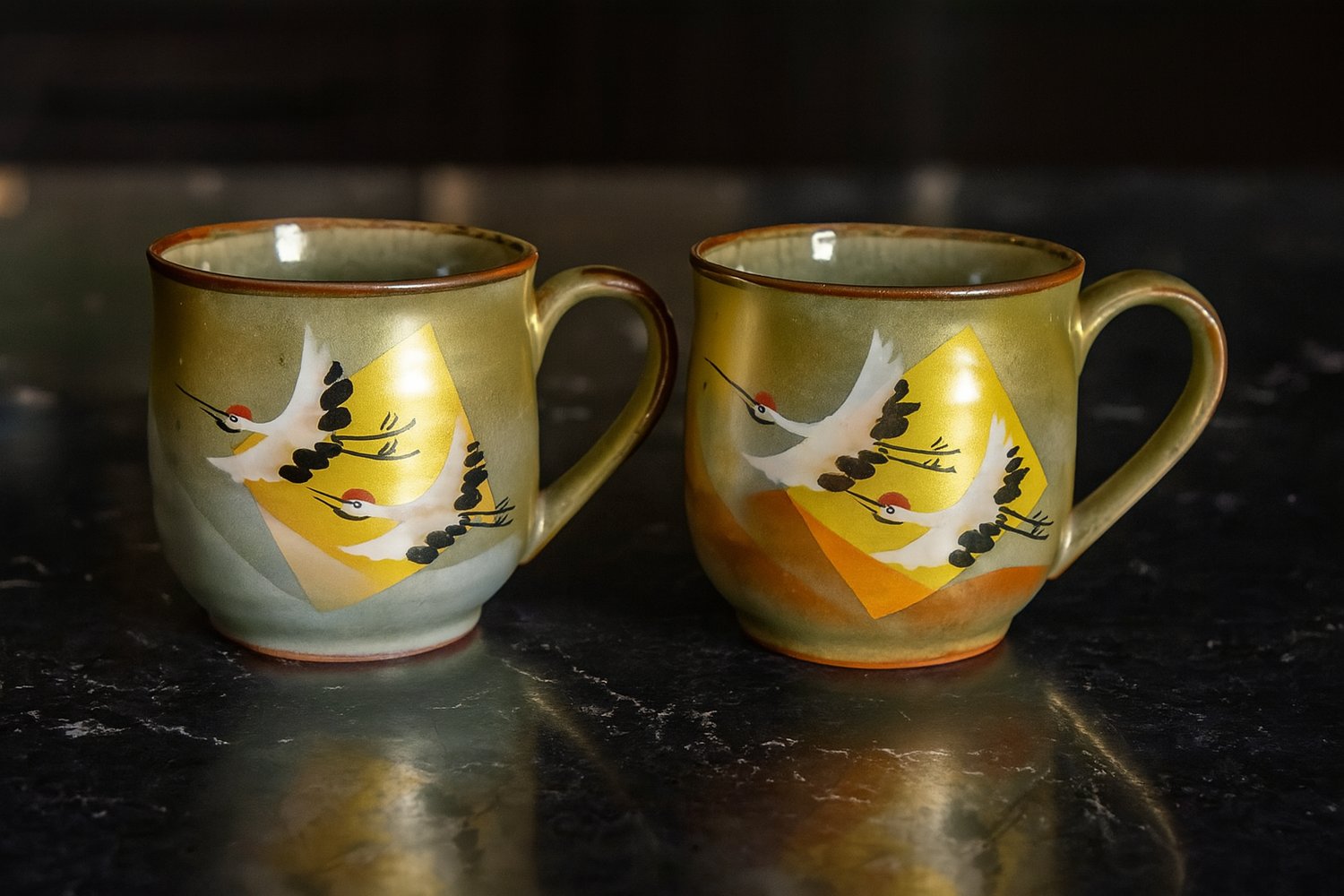 KUTANI WARE PAIR OF MUGS GOLD LEAF CRANE