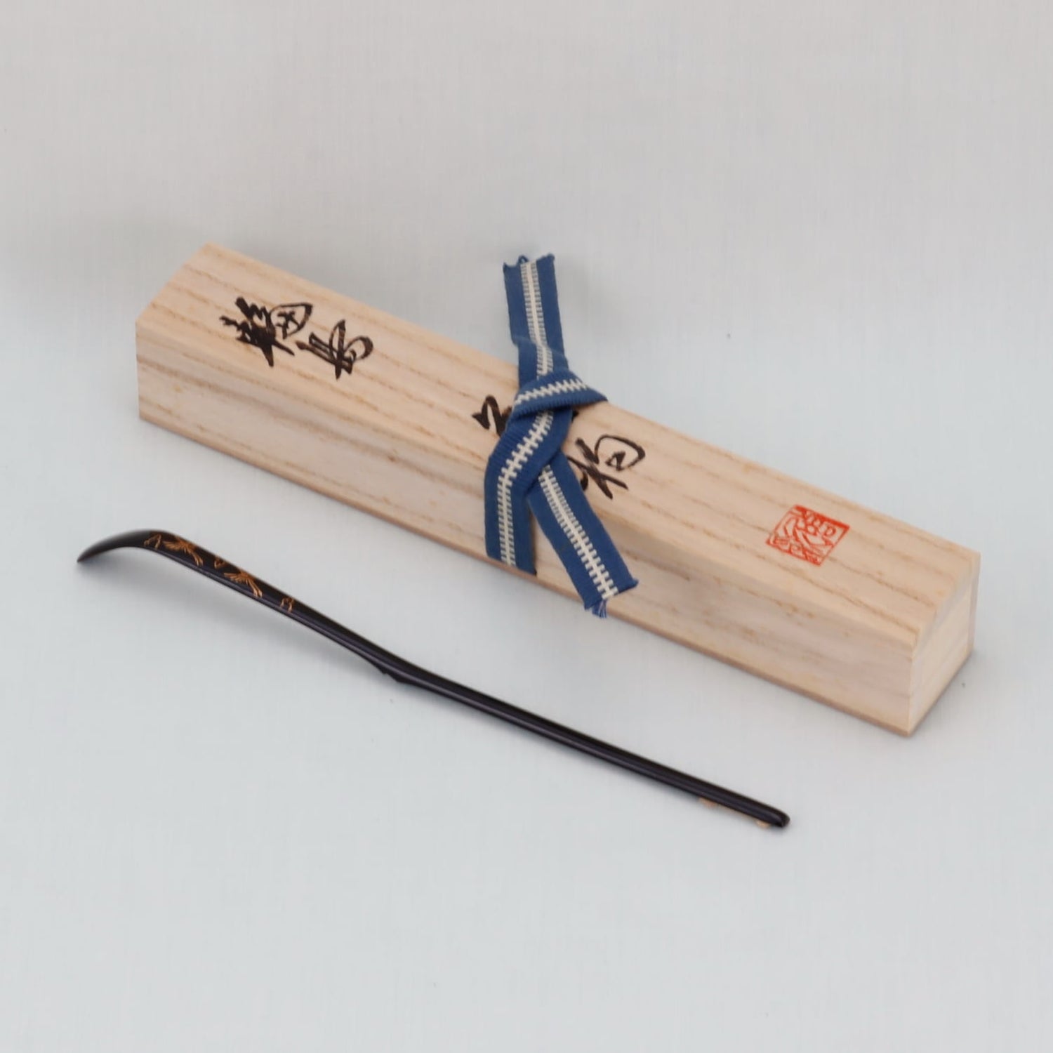 WAJIMA LACQUERWARE CHASHAKU CRANE MAKIE DESIGN, TRADITIONAL JAPANESE TEA CEREMONY SPOON