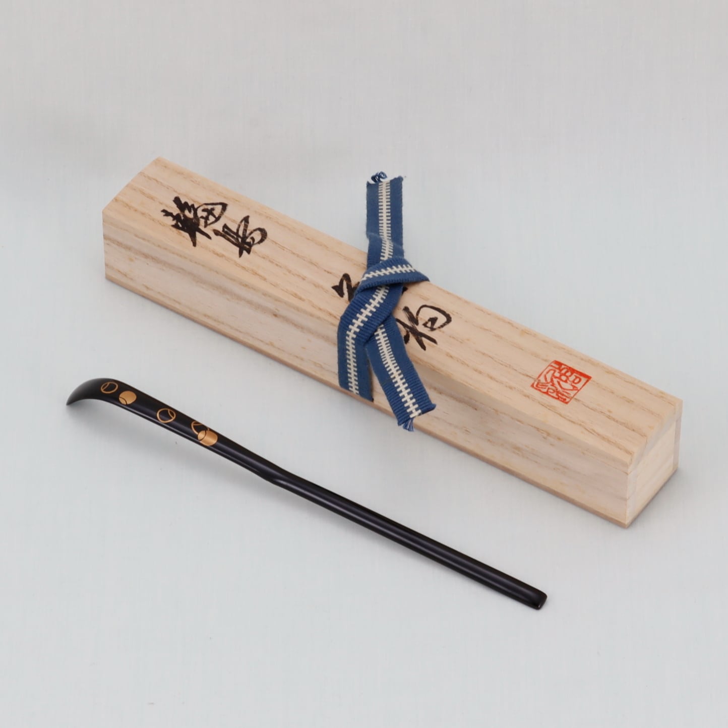 WAJIMA LACQUERWARE CHASHAKU TSUBOTSUBO MAKIE DESIGN, TRADITIONAL JAPANESE TEA CEREMONY SPOON