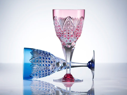 A PAIR OF WINE GLASSES, EDO KIRIKO “BAMBOO LEAVES & TETRAGONAL BASKET WEAVE”