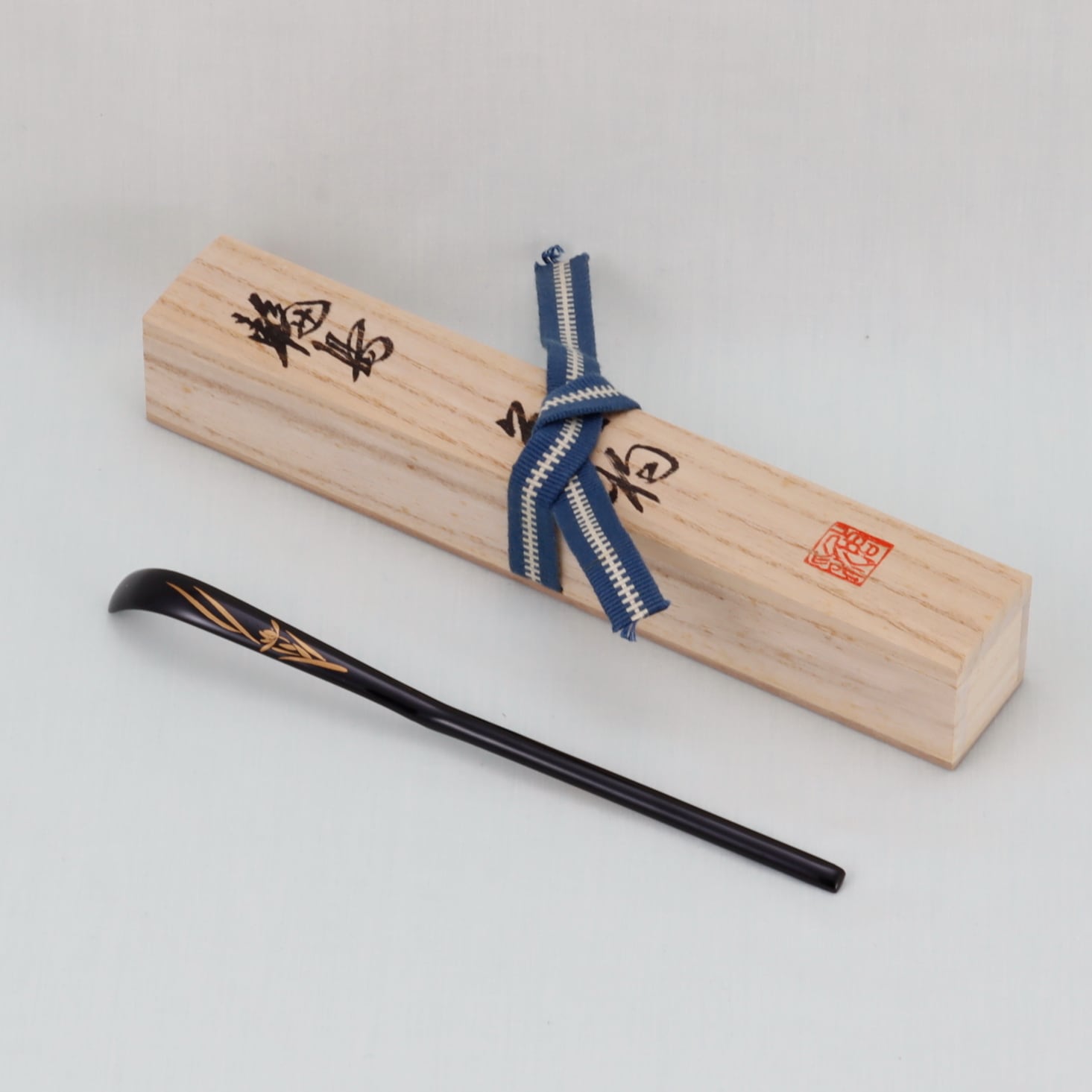 WAJIMA LACQUERWARE CHASHAKU RAN MAKIE DESIGN, TRADITIONAL JAPANESE TEA CEREMONY SPOON