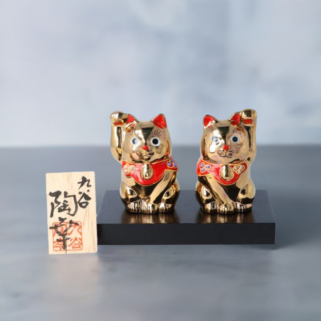 KUTANI WARE PAIR OF LUCKY CATS KINSAI /(WITH STAND AND WOODEN NAMEPLATE)