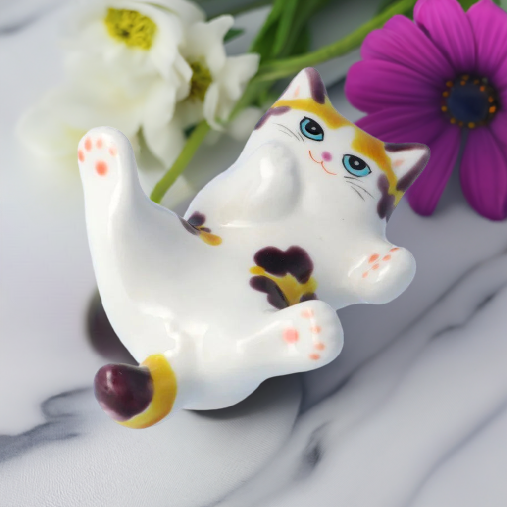 KUTANI WARE UPWARD-FACING CAT SHIKOU-YU