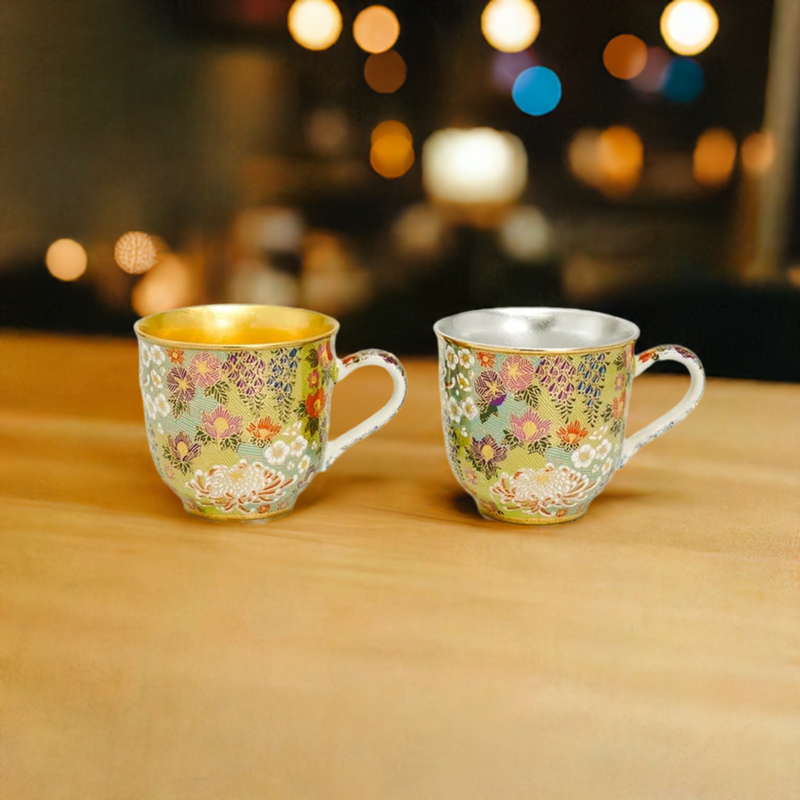 KUTANI WARE PAIR OF MUGS HANAZUME INTERIOR GOLD AND SILVER LEAF DECORATION/ KUTANI AKATUKIDOU
