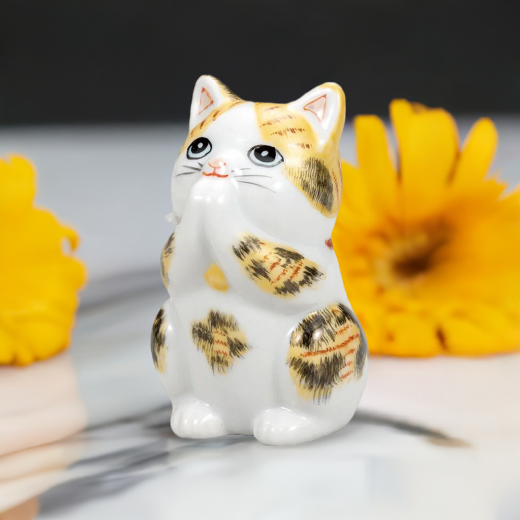 KUTANI WARE PRAYER CAT (MANEKI NEKO) KINSAI SANMOU