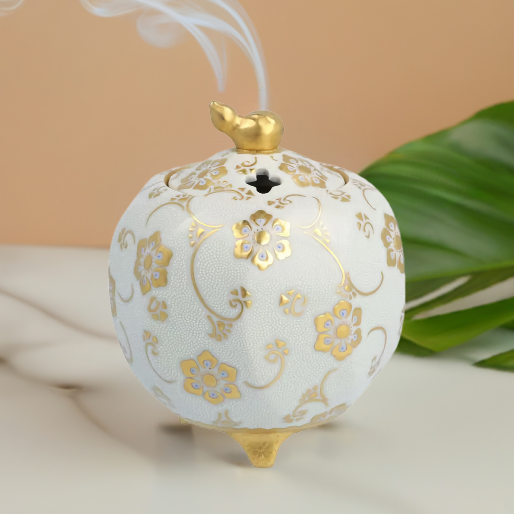 KINGYOKU NAKADA KUTANI INCENSE BURNER – WHITE BEADS WITH GOLD CLEMATIS DESIGN