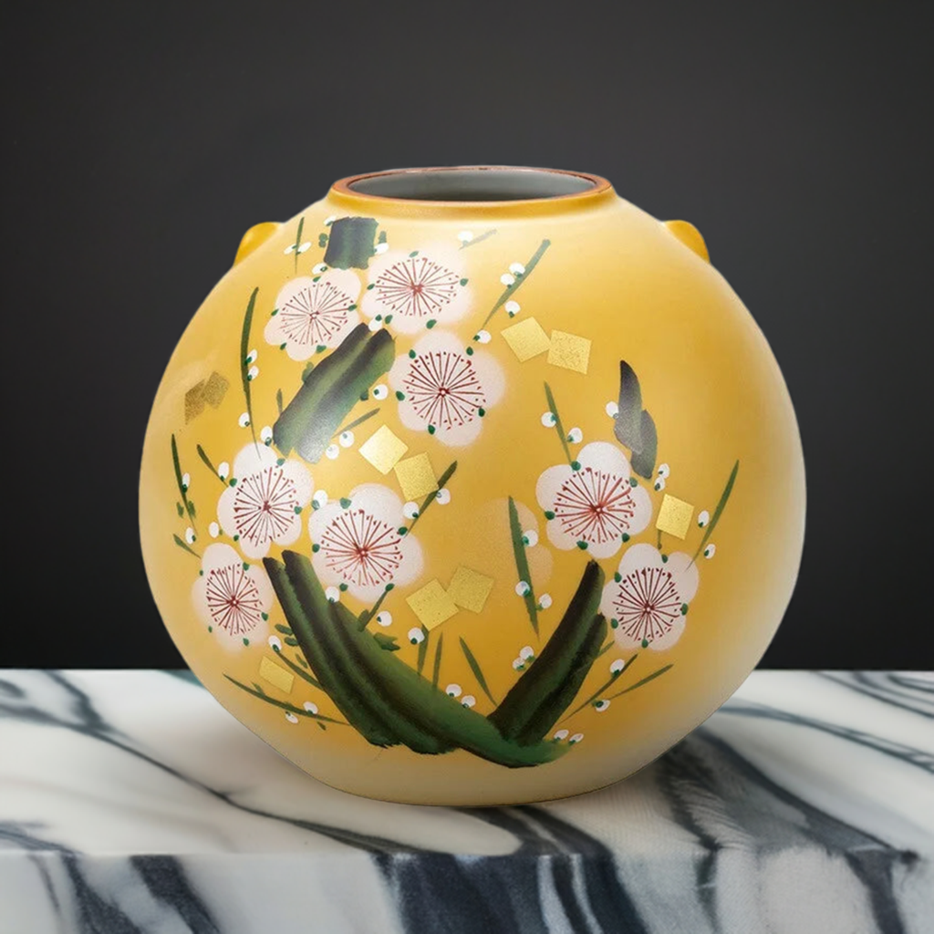KUTANI WARE VASE WITH PLUM BLOSSOMS IN GOLD LEAF / TOYOSHI YAMADA