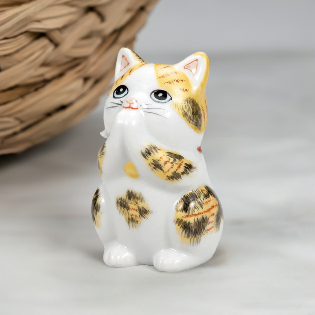 KUTANI WARE PRAYER CAT (MANEKI NEKO) KINSAISANMOU