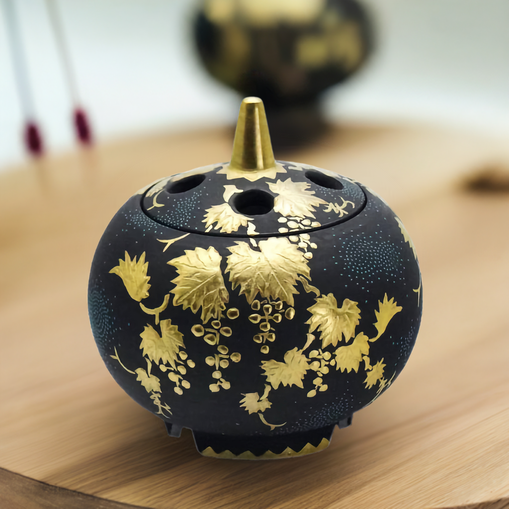 KINGYOKU NAKADA KUTANI ROUND INCENSE BURNER – RAISED GOLD GRAPES, BLUE DOTS