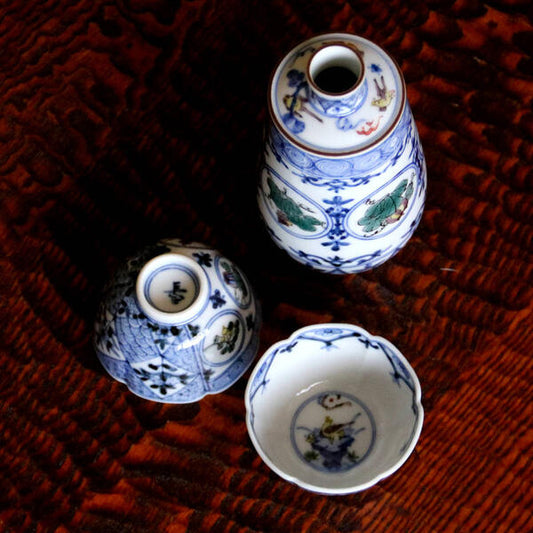 JAPANESE KUTANI PORCELAIN TOKKURI & OCHOKO SET – TENKEI IROE SHŌCHIKUBAI, CHOZA YAMAMOTO (IMPERIAL HOUSEHOLD PURVEYOR)