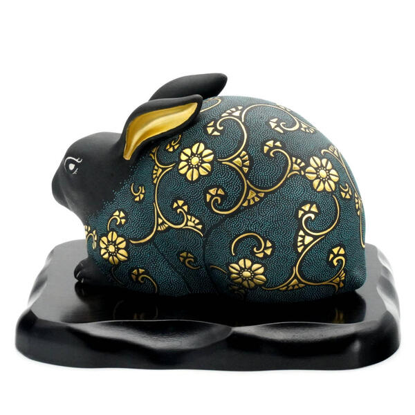 KINGYOKU NAKADA KUTANI JAPANESE RABBIT – WHIRL PATTERN BLUE DOTS WITH RAISED GOLD CLEMATIS ARABESQUE