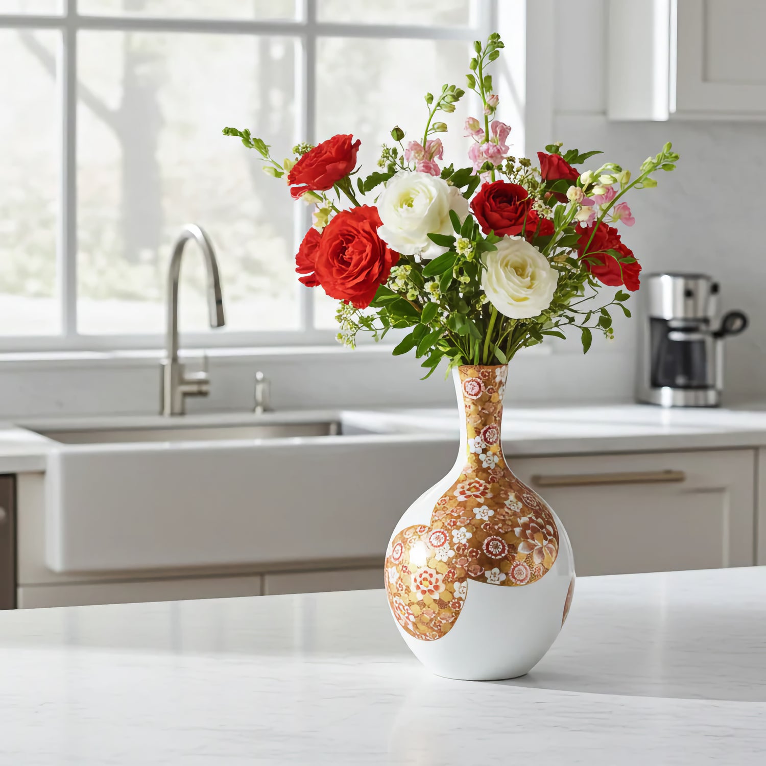 KUTANI WARE VASE – AKAE & GOLD HANA-ZUME PATTERN BY TAKA TOSHIFUMI (WOODEN BOX WITH CORD)