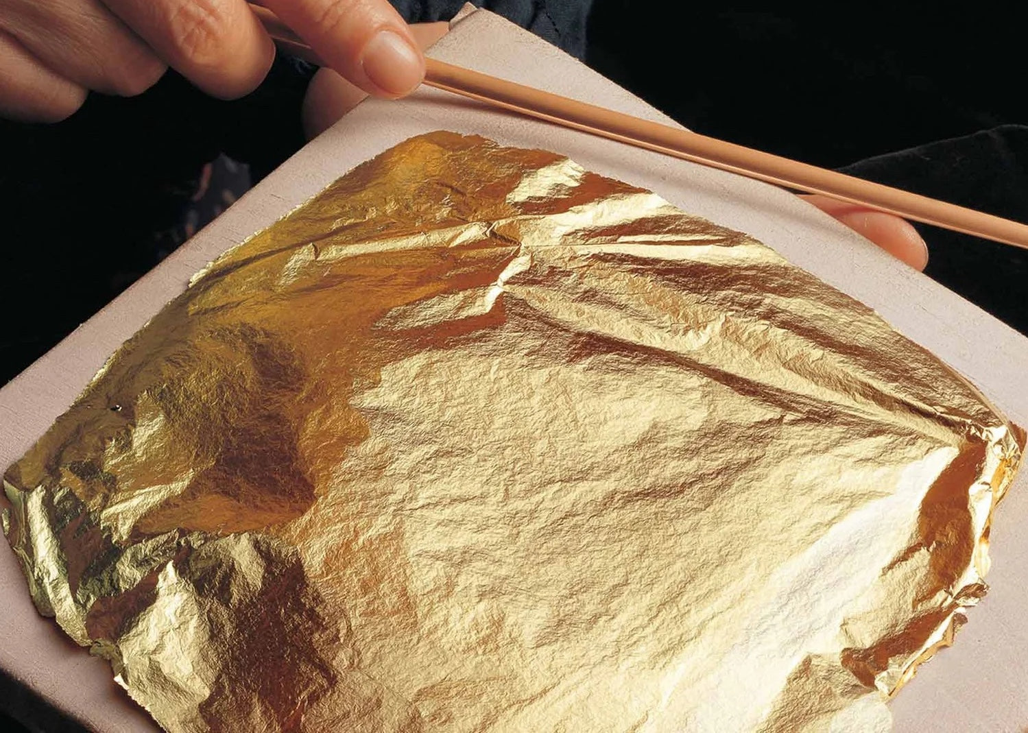 金色の葉の形状の置物 Japanese Gold Leaf Craft | Traditional Gilded Art from Japan – JP-ART