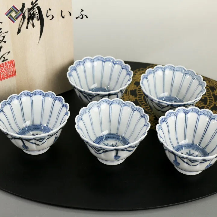 IMPERIAL HOUSEHOLD–APPOINTED KUTANI WARE CHRYSANTHEMUM-SHAPED SMALL BOWL SET “PEACH MOTIF” BY CHŌZA YAMAMOTO IN WOODEN BOX