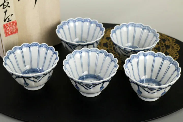 IMPERIAL HOUSEHOLD–APPOINTED KUTANI WARE CHRYSANTHEMUM-SHAPED SMALL BOWL SET “PEACH MOTIF” BY CHŌZA YAMAMOTO IN WOODEN BOX