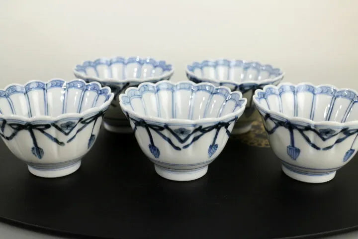 IMPERIAL HOUSEHOLD–APPOINTED KUTANI WARE CHRYSANTHEMUM-SHAPED SMALL BOWL SET “PEACH MOTIF” BY CHŌZA YAMAMOTO IN WOODEN BOX