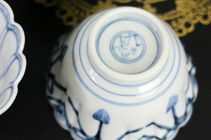 IMPERIAL HOUSEHOLD–APPOINTED KUTANI WARE CHRYSANTHEMUM-SHAPED SMALL BOWL SET “PEACH MOTIF” BY CHŌZA YAMAMOTO IN WOODEN BOX