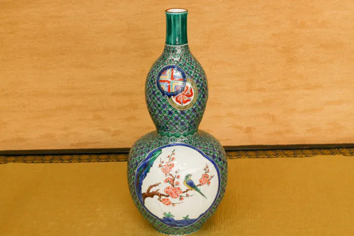 KUTANI WARE DECORATIVE VASE “IROE KO-KUTANI ASSORTED DESIGNS” / TAMEKICHI MITSUI