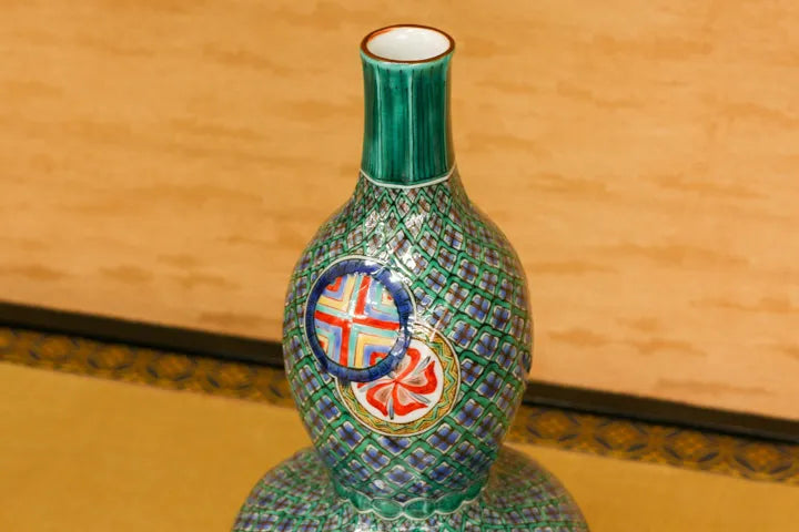 KUTANI WARE DECORATIVE VASE “IROE KO-KUTANI ASSORTED DESIGNS” / TAMEKICHI MITSUI