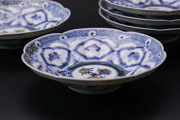[IMPERIAL HOUSEHOLD PURVEYOR] KUTANI WARE CHRYSANTHEMUM-SHAPED MEDIUM PLATE SET – IROE WARITORI SHONZUI / CHOZA YAMAMOTO