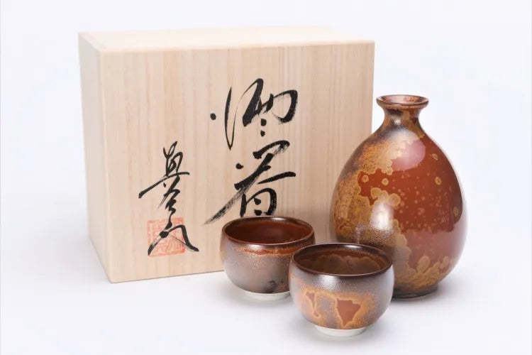 ARITA PORCELAIN KINKA PATTERN SAKE SET – SHINEMON KILN, WOODEN BOX INCLUDED