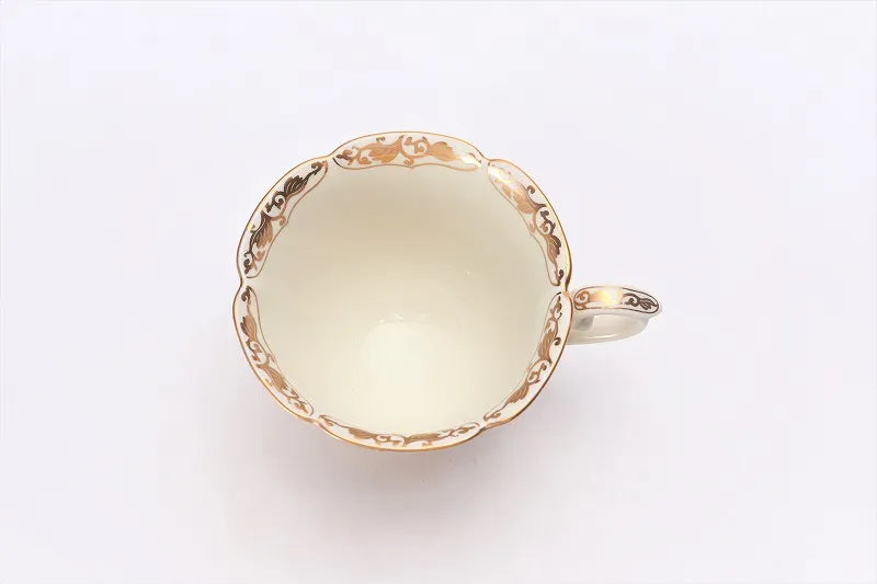 ARITA WARE TEACUP & SAUCER “CREAM GLAZE WITH GOLD CHRYSANTHEMUM DESIGN”/ TOKKO KILN