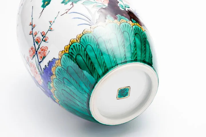 KUTANI WARE JAPANESE DECORATIVE VASE "SHOCHIKUBAI (PINE, BAMBOO AND PLUM)" / TAMEKICHI MITSUI