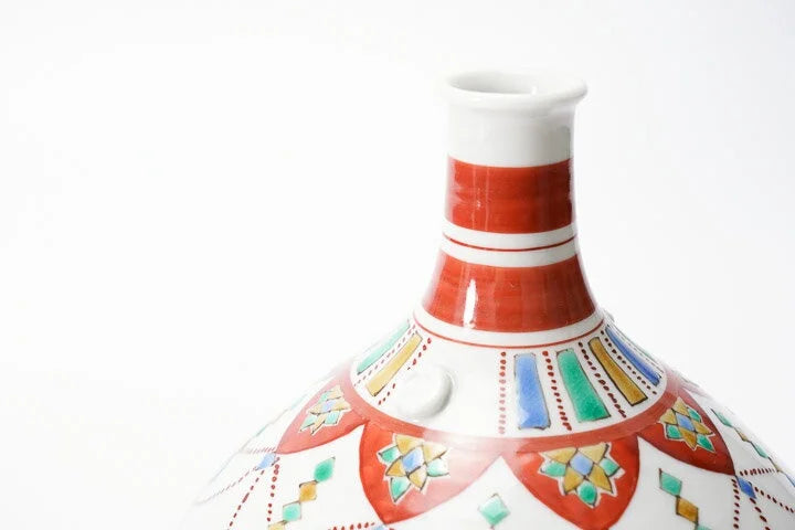 KUTANI WARE DECORATIVE PLATE - AKAE YORAKU DESIGN, TRADITIONAL JAPANESE CERAMIC ART