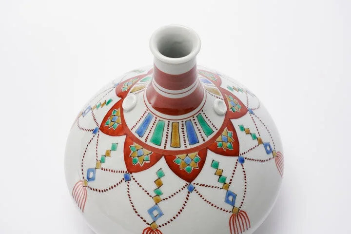 KUTANI WARE DECORATIVE PLATE - AKAE YORAKU DESIGN, TRADITIONAL JAPANESE CERAMIC ART