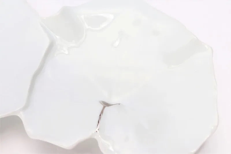 ARITA WARE WHITE PORCELAIN CONNECTED TSUWA LEAF PLATE WITH PLATINUM ACCENTS