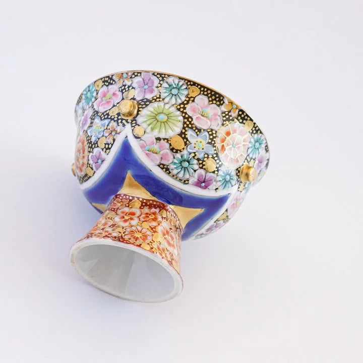 JAPANESE KUTANI SAKE CUP – HANA-TSUME FLORAL GOLD DECORATION BY ARTIST TAKAFUMI TAKA