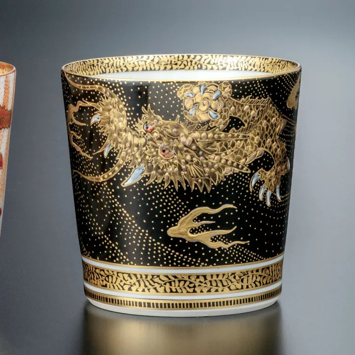 PAIR OF SHOCHU CUPS KUTANI GOLD BROCADE MOTIF OF TWO DIVINE FIGURES/YOSHINORI FUKUDA