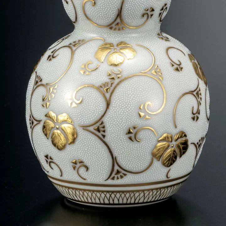 KUTANI WARE GOURD-SHAPED TOKKURI – RAISED GOLD & WHITE BEAD VINE DESIGN BY NAKADA KINGYOKU (WOODEN BOX WITH CORD)