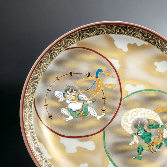 KUTANI WARE DECORATIVE PLATE – FUJIN & RAIJIN BY TAKA TOSHIFUMI (WITH STAND, WOODEN BOX WITH CORD)
