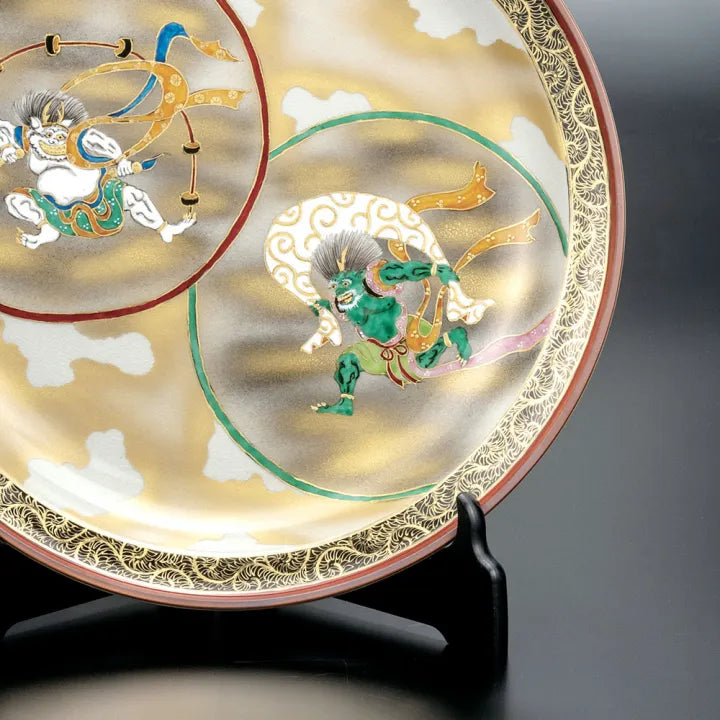 KUTANI WARE DECORATIVE PLATE – FUJIN & RAIJIN BY TAKA TOSHIFUMI (WITH STAND, WOODEN BOX WITH CORD)