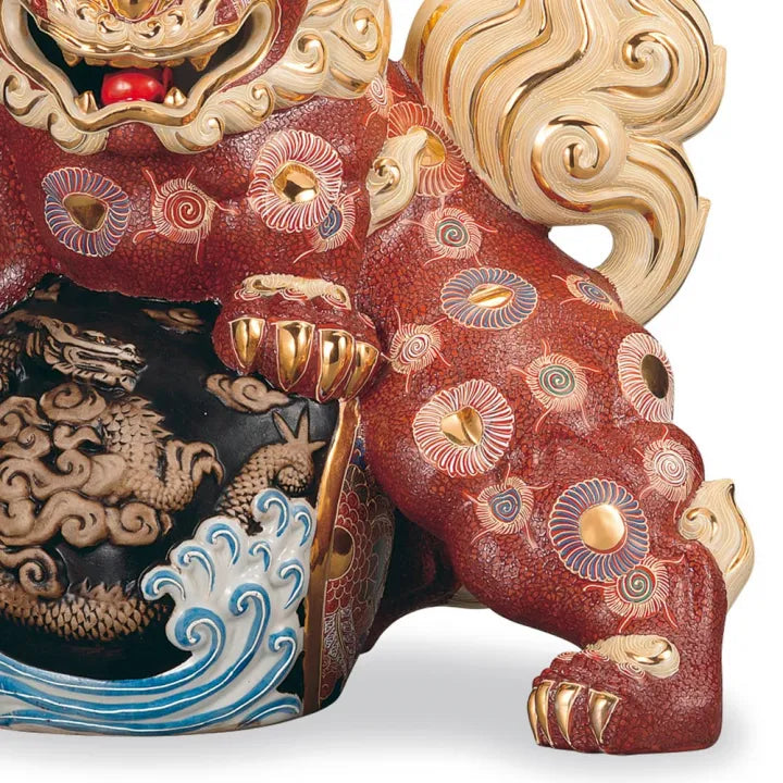 KUTANI WARE STANDING LION WITH DRAGON SCULPTURE – PREMIUM JAPANESE PORCELAIN GUARDIAN STATUE, HANDCRAFTED KUTANI SHISHI OKIMONO