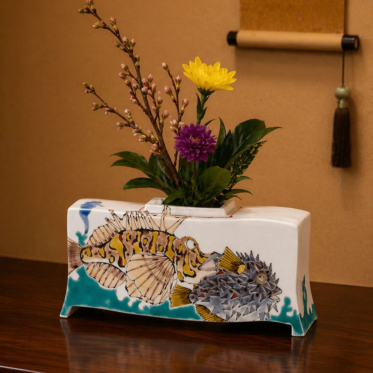 KUTANI WARE FLOWER VASE – FISH MOTIF DESIGN BY YASUSHI YAMACHIKA