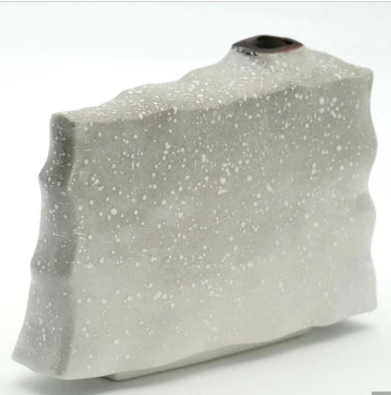 KUTANI WARE WEDGE-SHAPED FLAT VASE (HENKO) – SNOW SPARROW DESIGN BY TOSHITO NAKAMURA