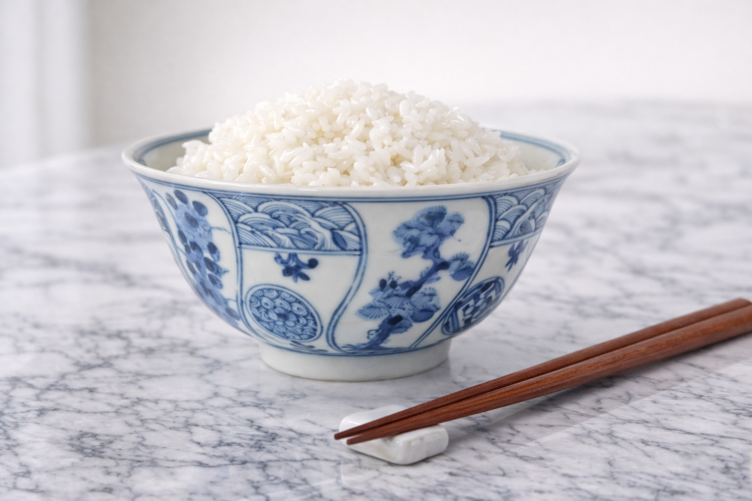 [IMPERIAL HOUSEHOLD PURVEYOR KILN] KUTANI WARE RICE BOWL (SMALL) – BLUE & WHITE AUSPICIOUS TREE AND FLOWER PATTERN BY CHOZA YAMAMOTO